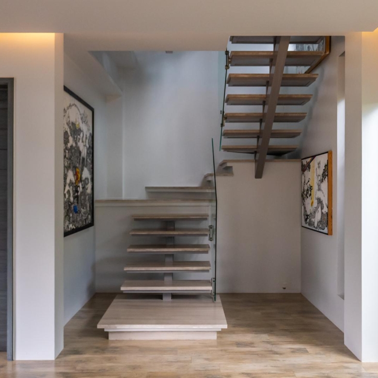 Patong 5 Bedroom Pool Villa stairs