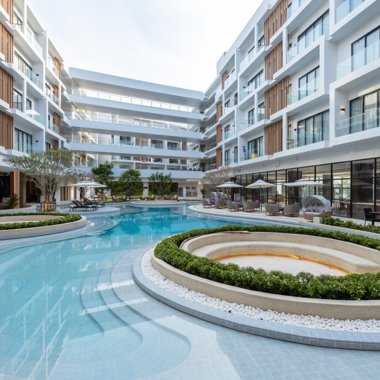 main pool laya resort