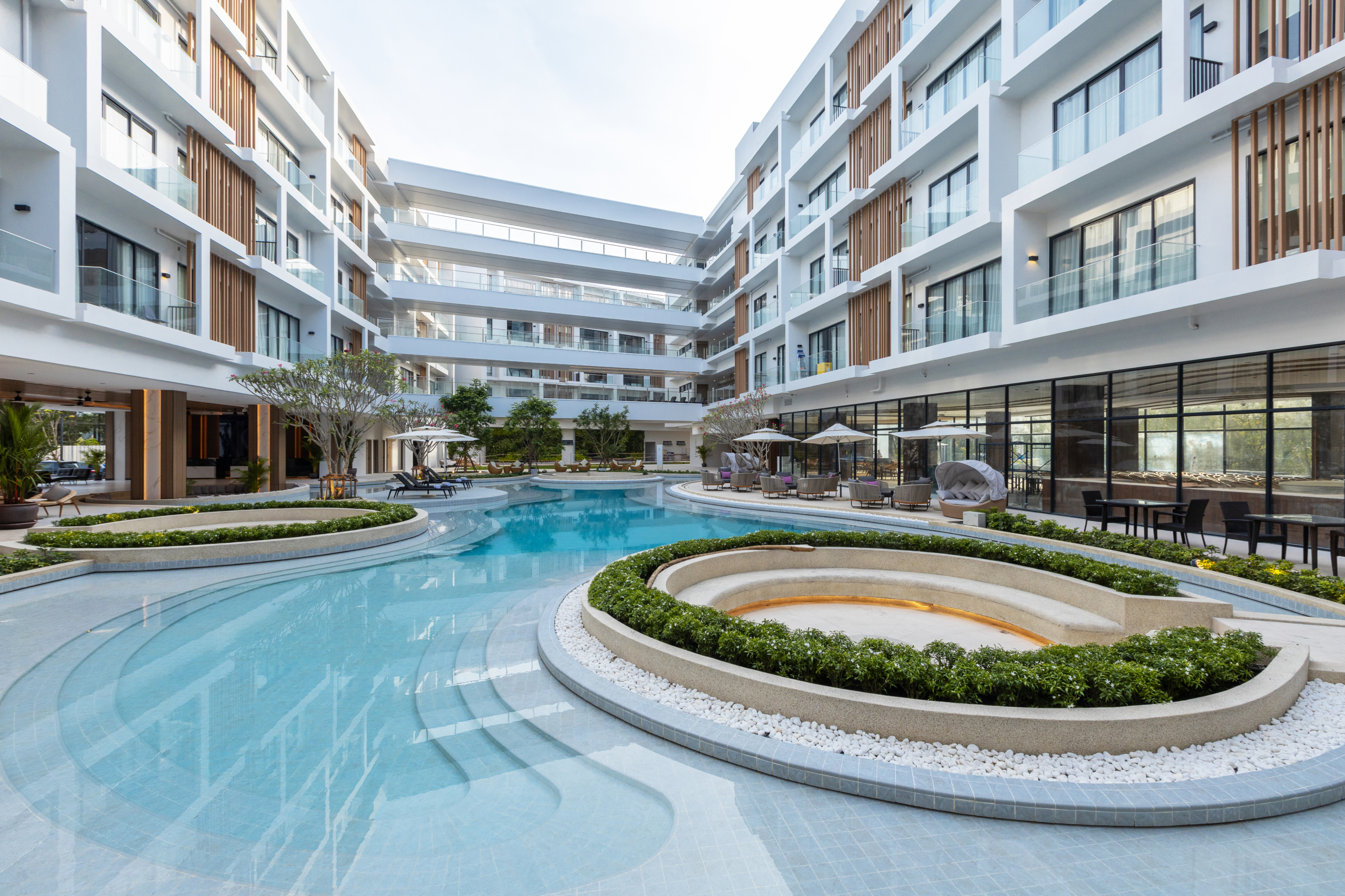 main pool laya resort